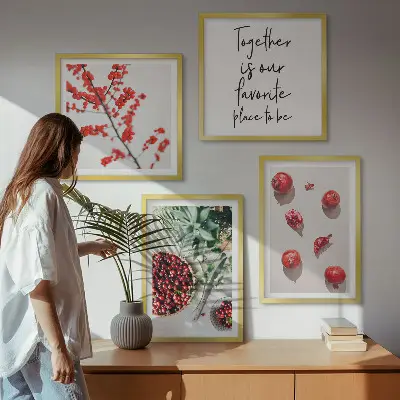Tavelvägg med 4 tavlor med motiv av röda frukter i minimalistisk stil