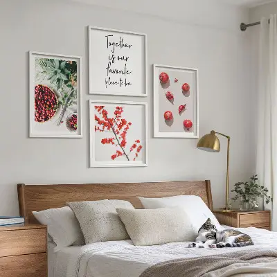 Tavelvägg med 4 tavlor med motiv av röda frukter i minimalistisk stil