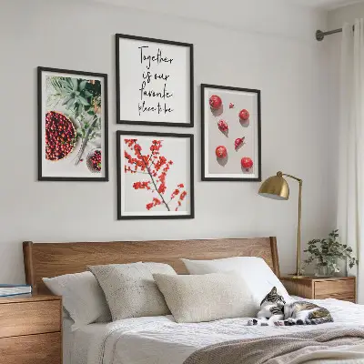 Tavelvägg med 4 tavlor med motiv av röda frukter i minimalistisk stil