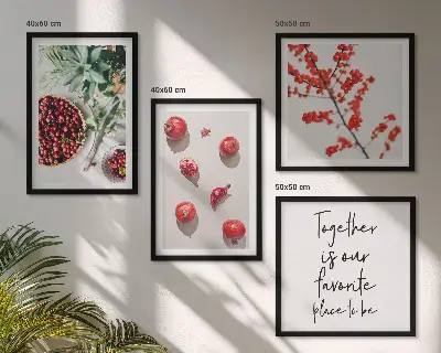 Tavelvägg med 4 tavlor med motiv av röda frukter i minimalistisk stil