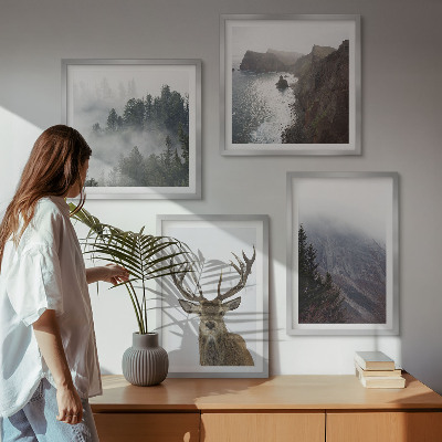 Tavelvägg ovanför soffa Bergslandskap dimma rådjur