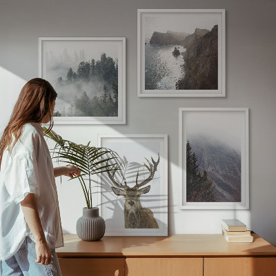 Tavelvägg ovanför soffa Bergslandskap dimma rådjur