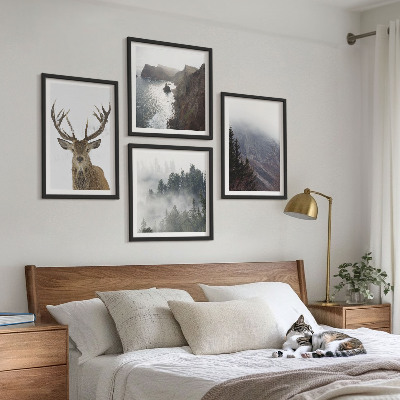 Tavelvägg ovanför soffa Bergslandskap dimma rådjur