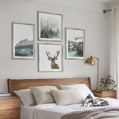 Tavelvägg ovanför soffa Berg, sjö, rådjur, hydda, dimma