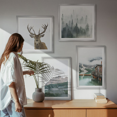 Tavelvägg ovanför soffa Berg, sjö, rådjur, hydda, dimma