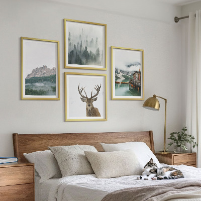 Tavelvägg ovanför soffa Berg, sjö, rådjur, hydda, dimma