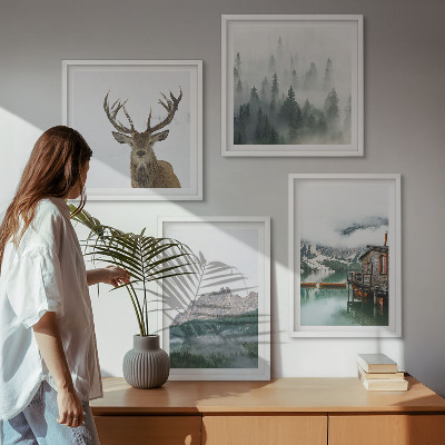 Tavelvägg ovanför soffa Berg, sjö, rådjur, hydda, dimma