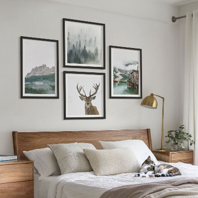 Tavelvägg ovanför soffa Berg, sjö, rådjur, hydda, dimma