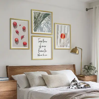 Tavelvägg ovanför soffa med motiv av palmfrukt från semestern