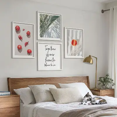Tavelvägg ovanför soffa med motiv av palmfrukt från semestern