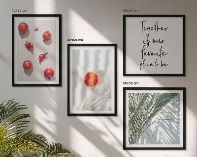 Tavelvägg ovanför soffa med motiv av palmfrukt från semestern