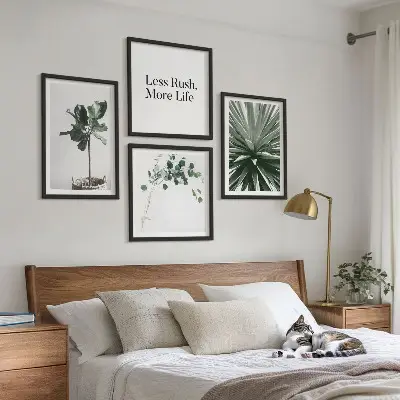 Tavelvägg med gröna växter minimalistiskt motiv ovanför soffan