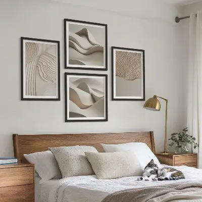 Abstrakta vågor på sanden tavelvägg ovanför soffa