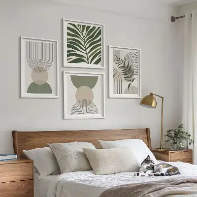 Tavelvägg med 4 tavlor med abstrakta löv i bohostil