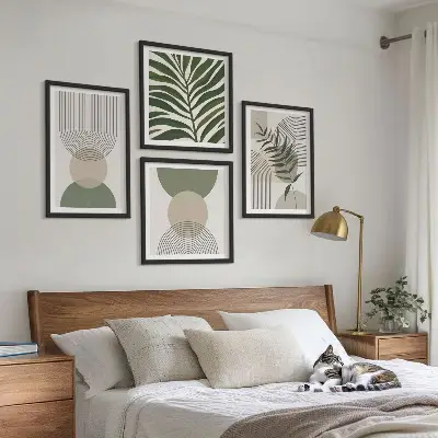 Tavelvägg med 4 tavlor med abstrakta löv i bohostil