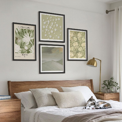 Tavelvägg ovanför soffa Blommiga abstraktioner i bohemisk stil