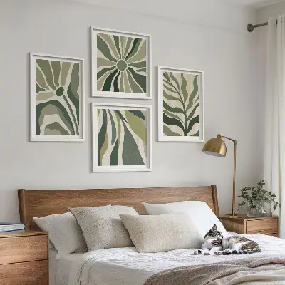 Målade löv med grönt tavelvägg ovanför soffa