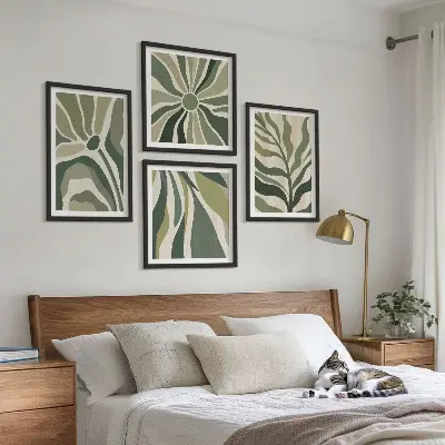 Målade löv med grönt tavelvägg ovanför soffa