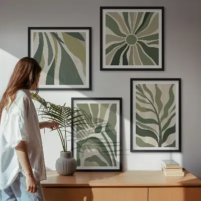 Målade löv med grönt tavelvägg ovanför soffa