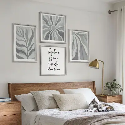 Blommig postersats för tavelvägg med pastellfärgade illustrationer ovanför soffan