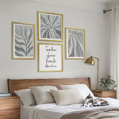 Tavelvägg ovanför soffa Illustrationer av blommiga pastellmönster