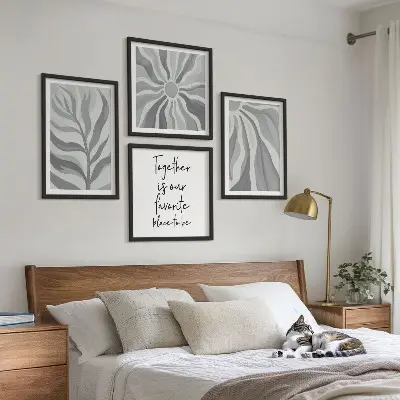 Blommig postersats för tavelvägg med pastellfärgade illustrationer ovanför soffan