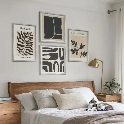 Minimalistiska växtposters tavelvägg ovanför soffan