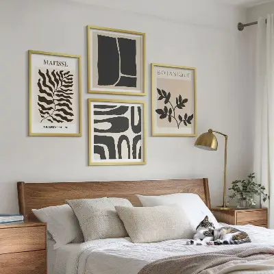 Minimalistiska växtposters tavelvägg ovanför soffan