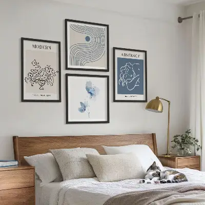Tavelvägg med blommotiv abstrakta linjer