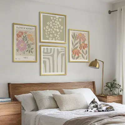 Tavelvägg ovanför soffa botaniska motiv i minimalistisk stil