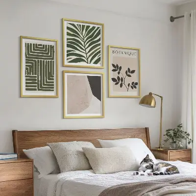 Tavelvägg ovanför soffa med botanisk boho-komposition