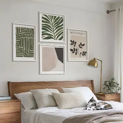 Tavelvägg ovanför soffa med botanisk boho-komposition