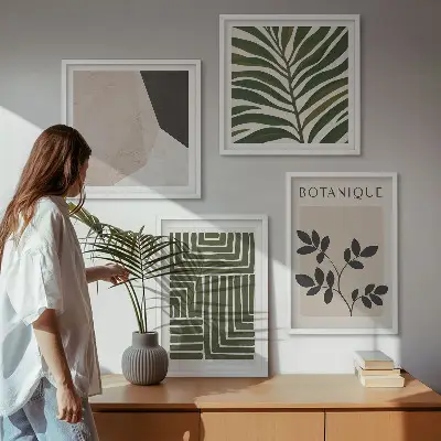 Tavelvägg ovanför soffa med botanisk boho-komposition