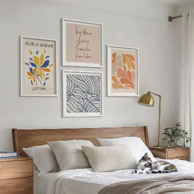 Tavelvägg med 4 tavlor med moderna abstrakta blommor