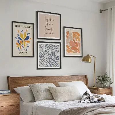 Tavelvägg med 4 tavlor med moderna abstrakta blommor