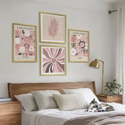 Tavelvägg med 4 tavlor med motiv av blommönster, blad och geometri