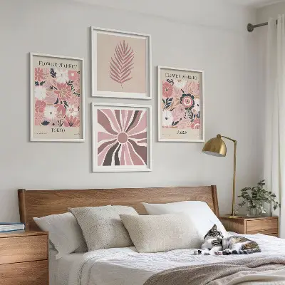 Tavelvägg med 4 tavlor med motiv av blommönster, blad och geometri