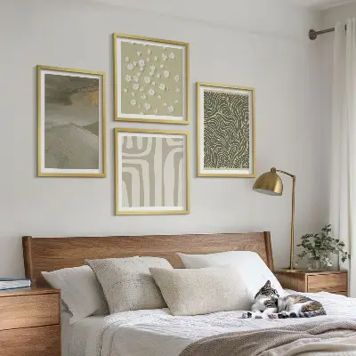 Abstrakta boho-mönster tavelvägg ovanför soffan
