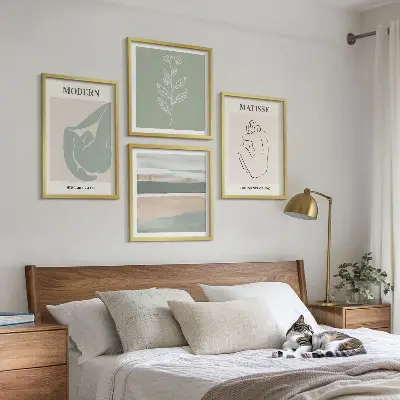 Abstrakta växtformer tavelvägg ovanför soffa