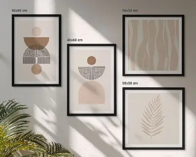 Tavelvägg ovanför soffa abstrakta former i brun och beige