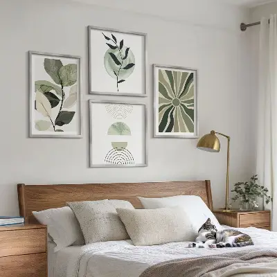 Växtgeometriska former tavelvägg ovanför soffa