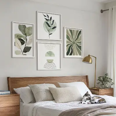 Växtgeometriska former tavelvägg ovanför soffa