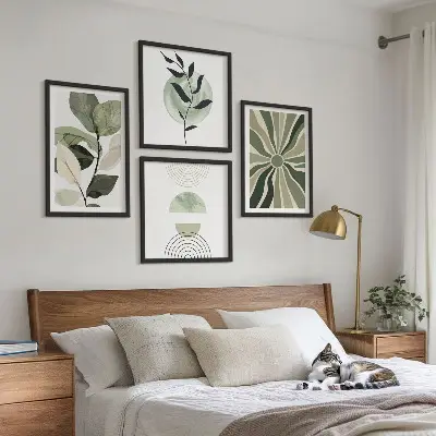 Växtgeometriska former tavelvägg ovanför soffa