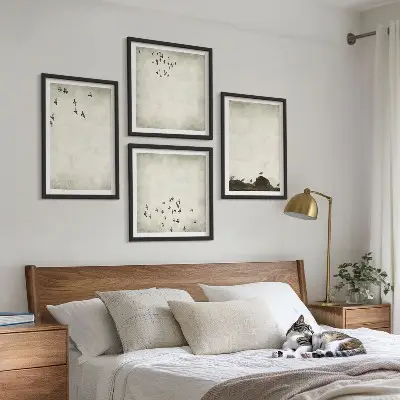 Minimalistisk fågelmålning tavelvägg ovanför soffan