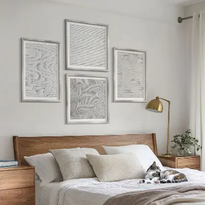 Tavelvägg ovanför soffa med geometriska sandmönster