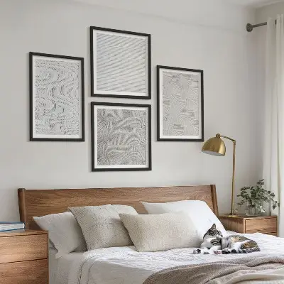 Tavelvägg ovanför soffa med geometriska sandmönster