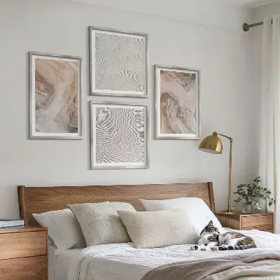 Tavelvägg ovanför soffa med marmor- och stenmönstrad textur
