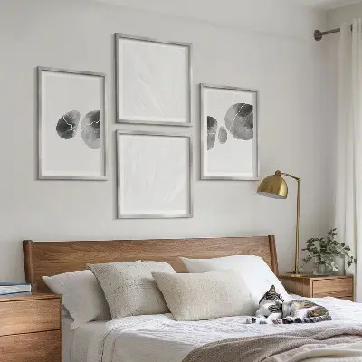 Abstrakt konstfärgstänk tavelvägg ovanför soffa