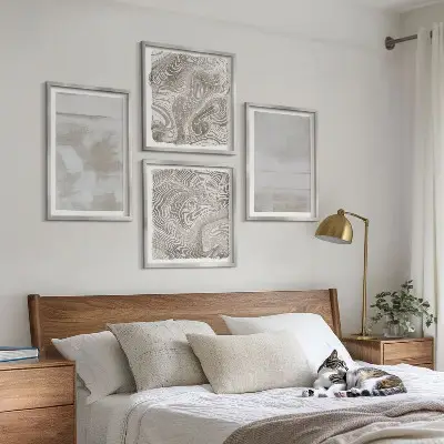 Tavelvägg med 4 tavlor i modern stil med slitna texturer