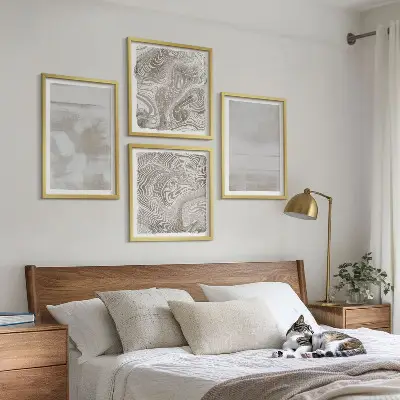 Tavelvägg med 4 tavlor i modern stil med slitna texturer